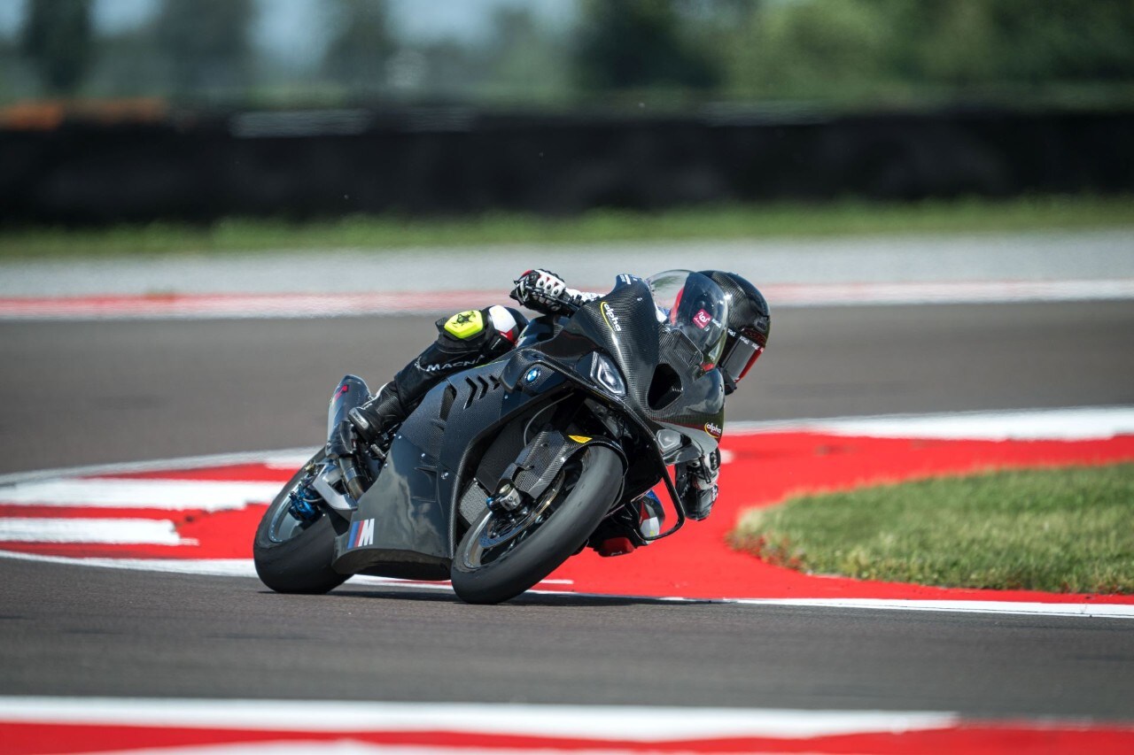 DueruoteTG #238 - Abbiamo guidato in pista la BMW che corre in SBK! 